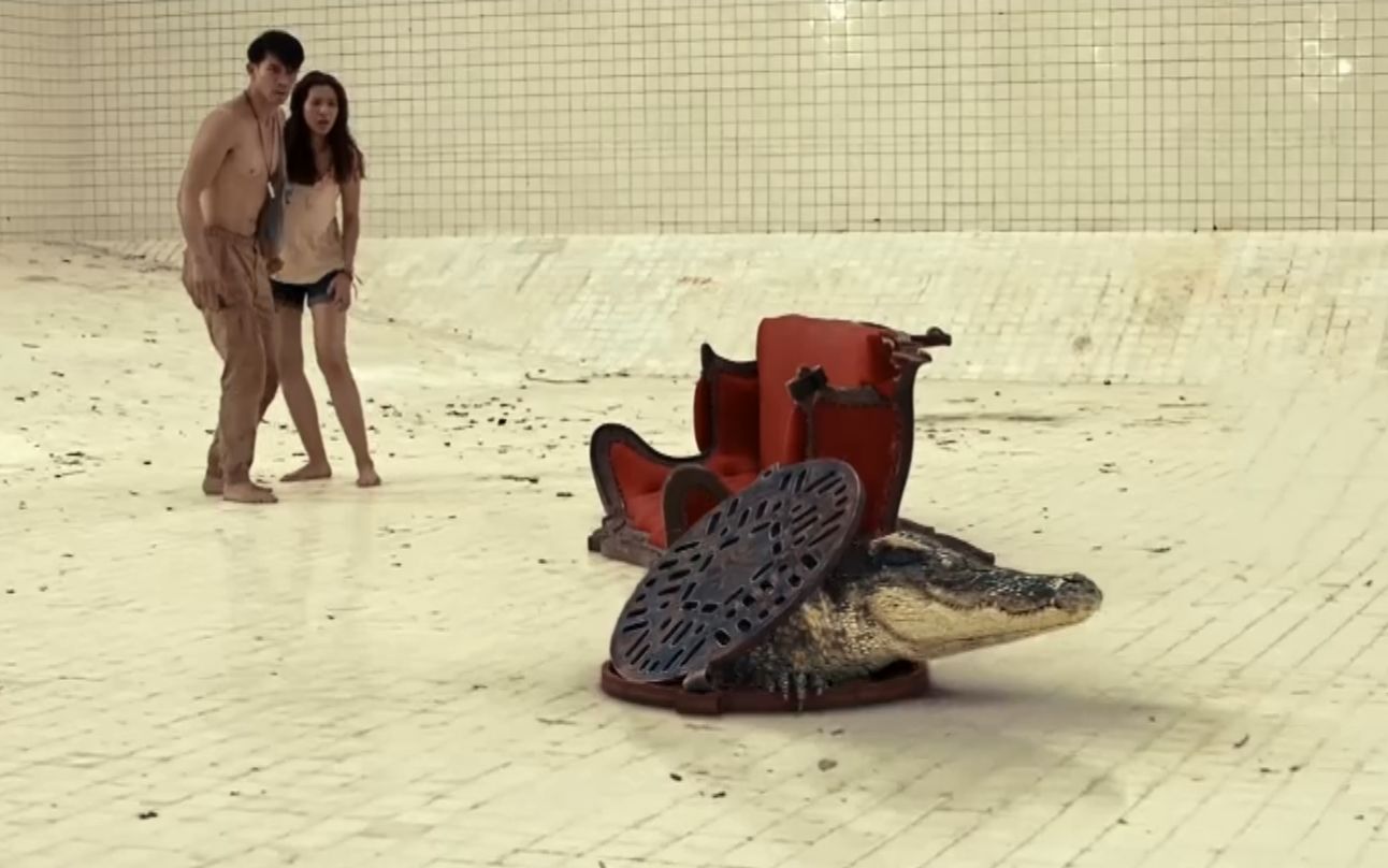 泰国恐怖片：小情侣被困六米深泳池，还有一头巨鳄钻了出来！