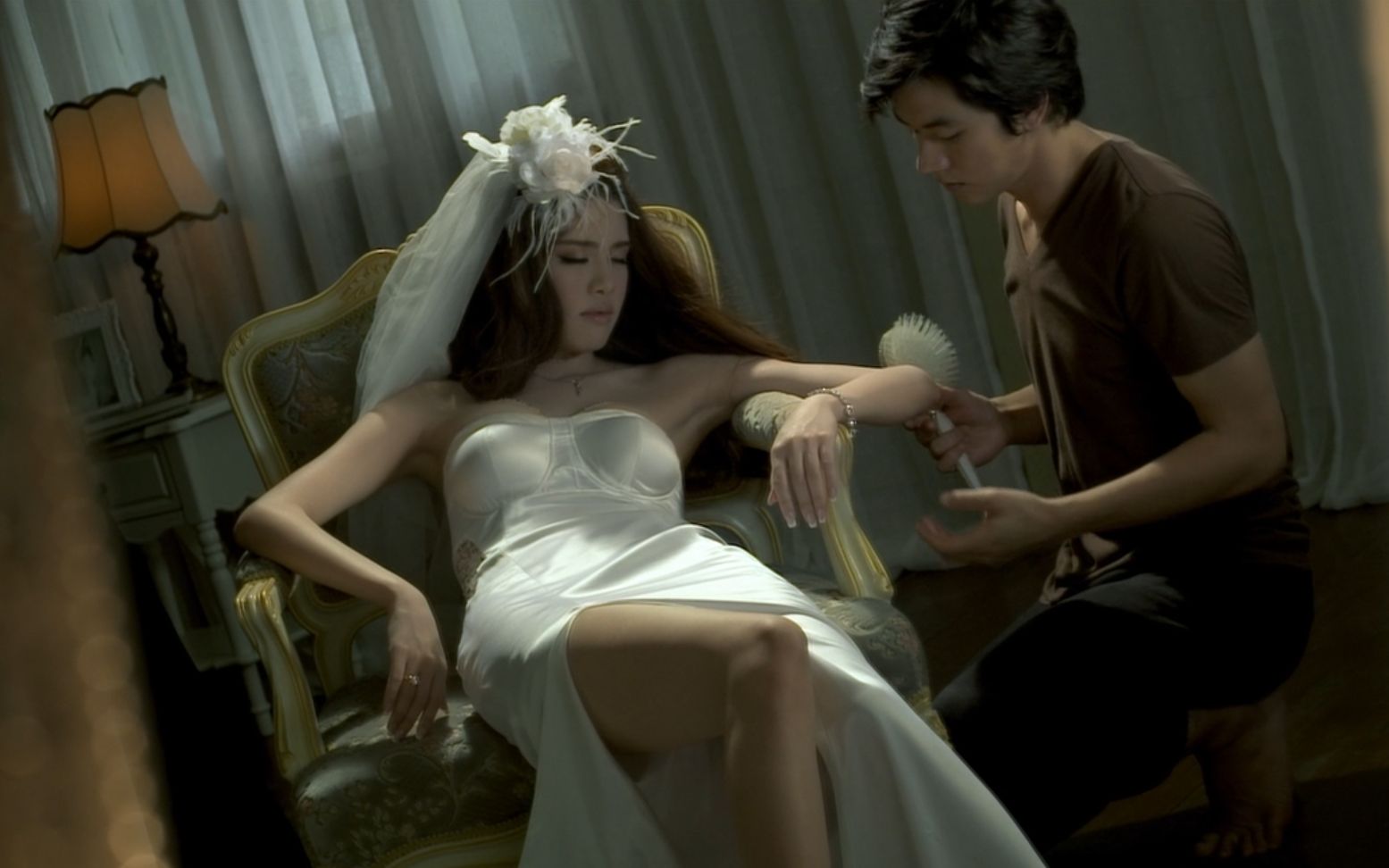 泰国恐怖片《鬼三惊》帅气小伙爱上漂亮女尸体 诡异的事发生了