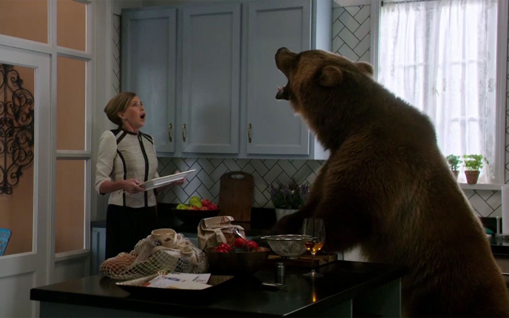 困兽09：女子回到家准备做饭，一转身却发现厨房里多了一只熊