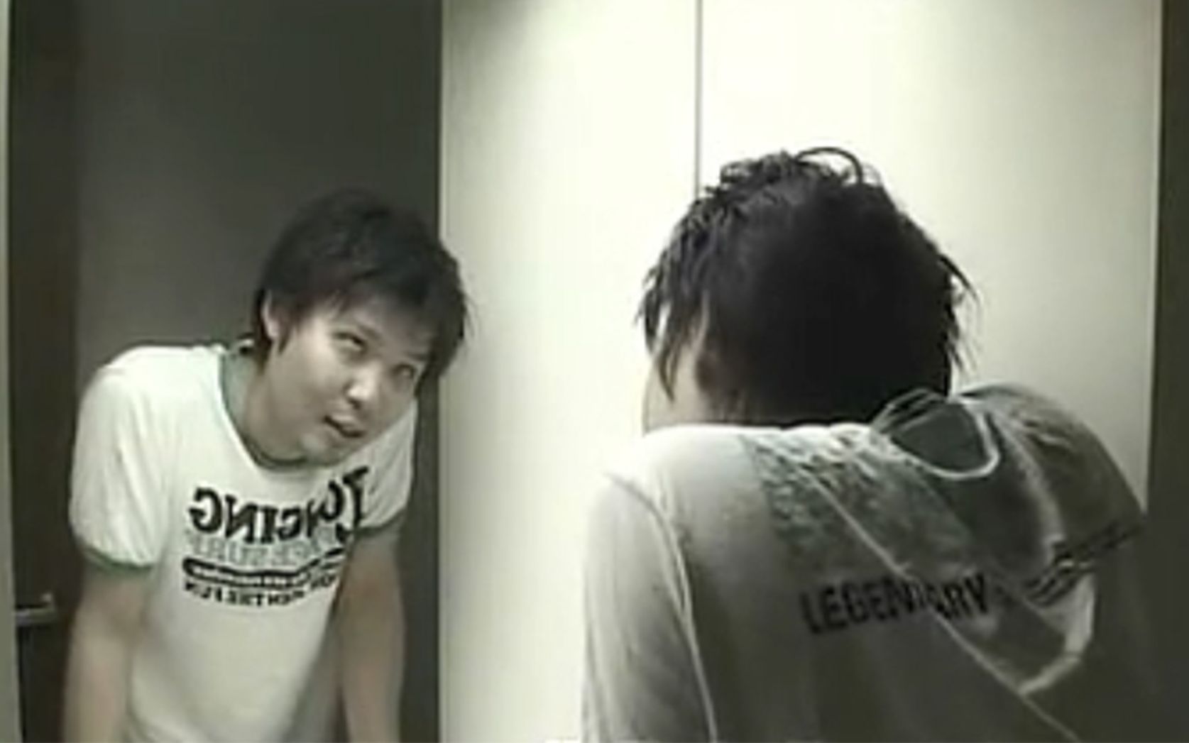 日本诡异实验，男子连续30天对着镜子问，你是谁？结局可怕，悬疑片《都市传说的恐怖》