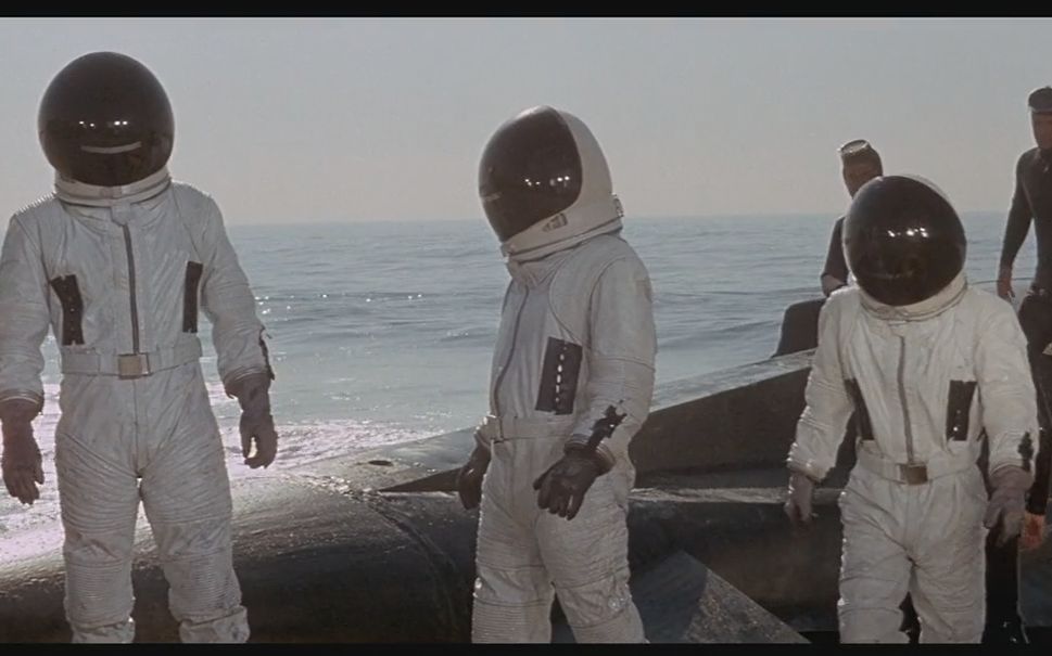 失踪了2年的飞船返回地球，3名宇航员摘下头盔，竟然都不是人类了