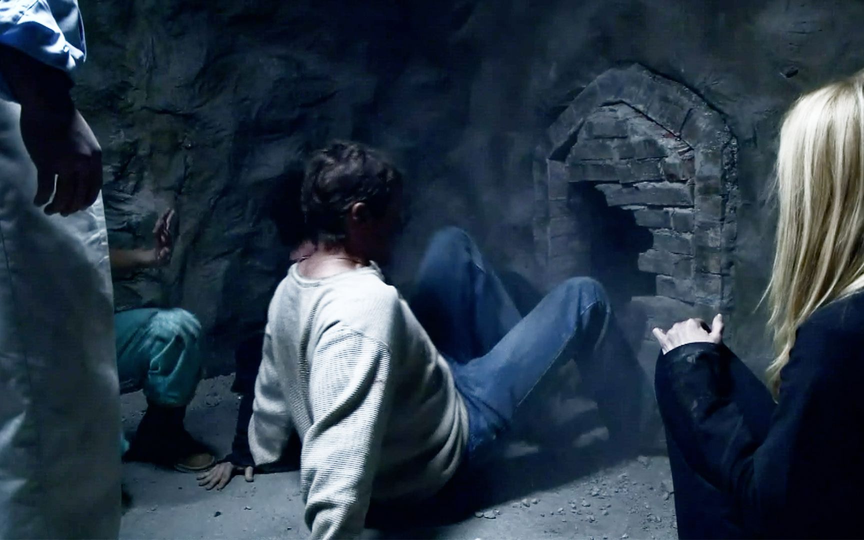 【穷电影】3男2女被困密室陷绝望，本想打开小门逃生，打开后却更加的绝望