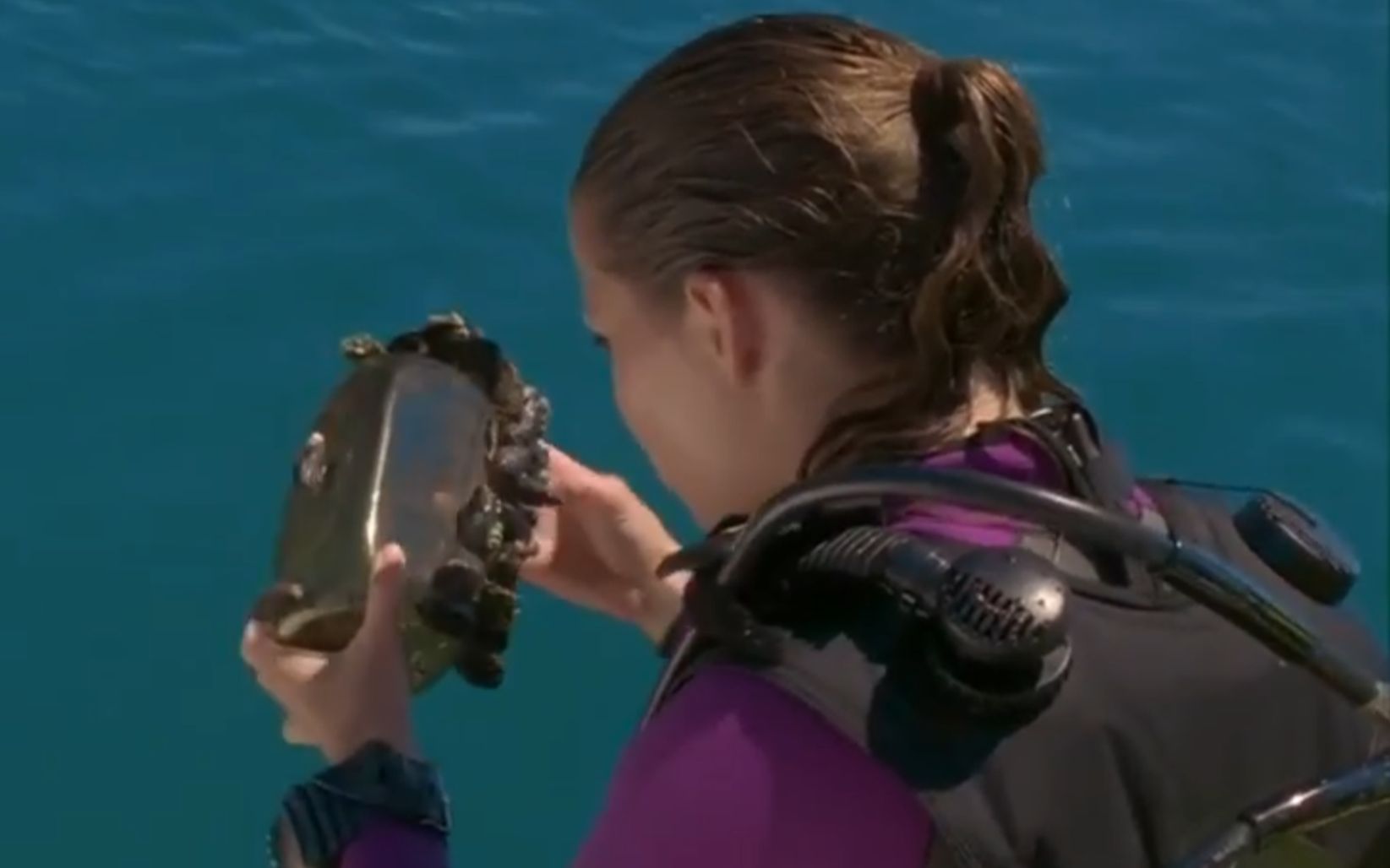 电影：美女从海底捞出一个200年前的瓶子，里面全是远古病毒