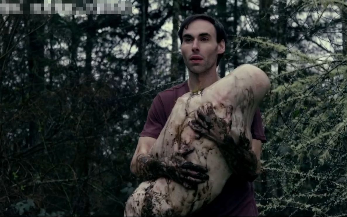 男子从森林中挖出一个人形蛹，却不想竟浮出美少女，太神奇了