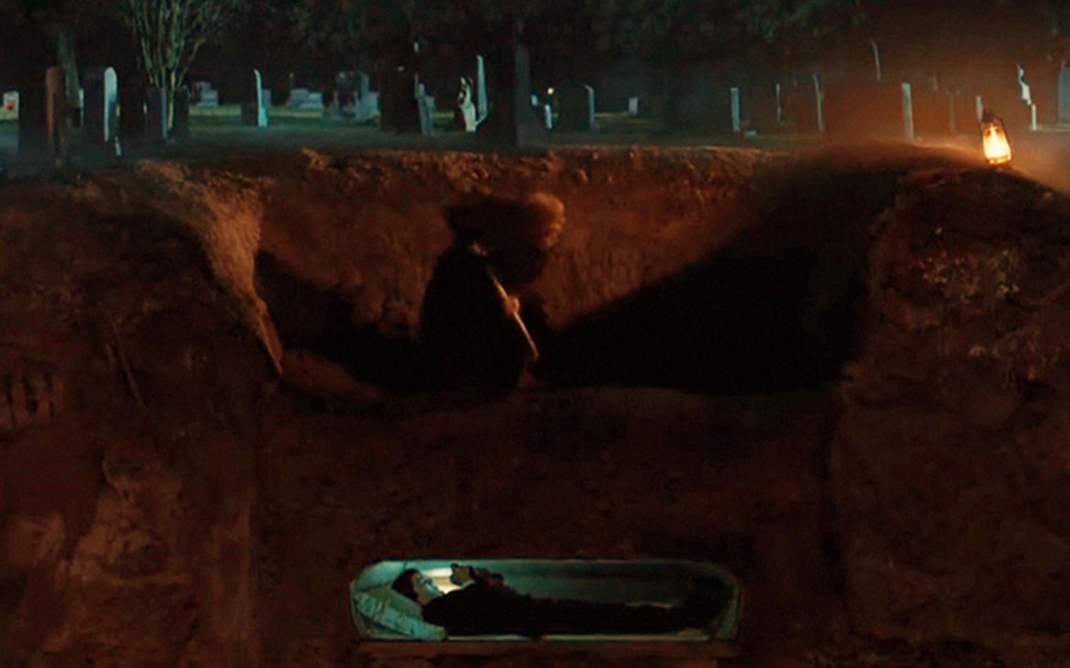 奇幻片：男孩伪造自己死亡，躺在棺材里玩手机，出来后变吸血鬼