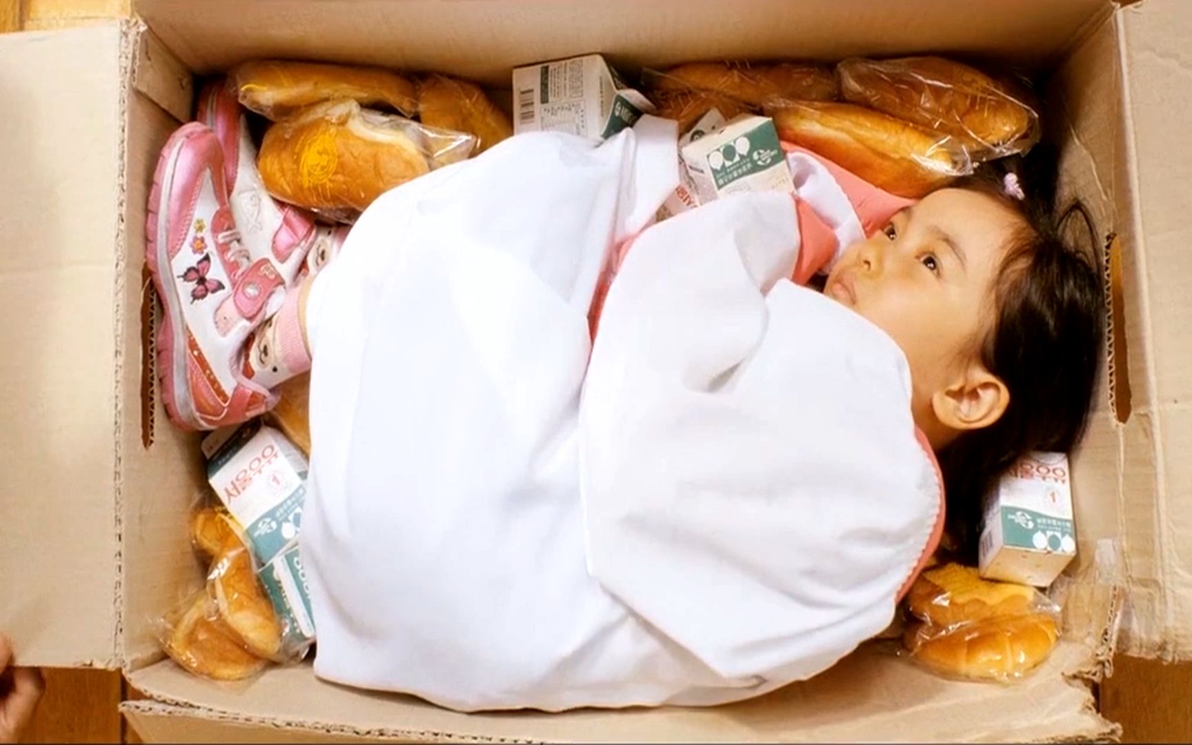 韩国剧情家庭片：女孩为看父亲躲进礼盒，37万人评价，豆瓣8.9分