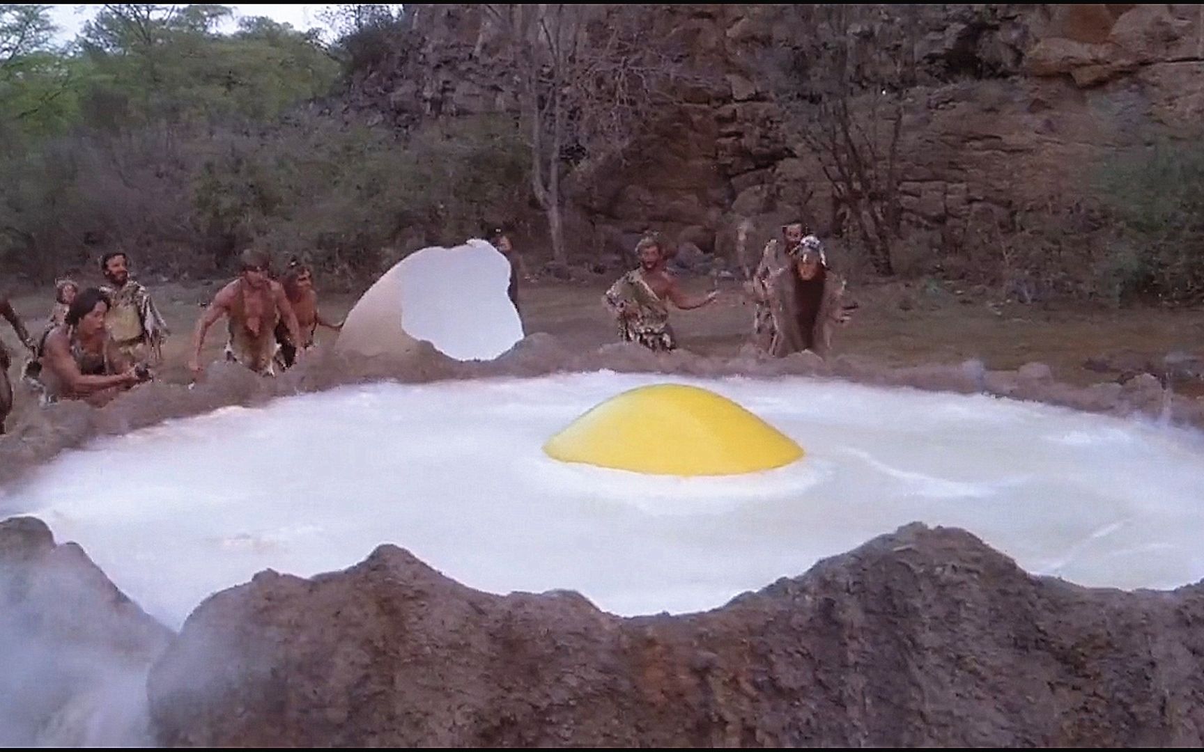 远古人类捡到一个巨蛋，放在温泉里，意外做成了巨型荷包蛋！