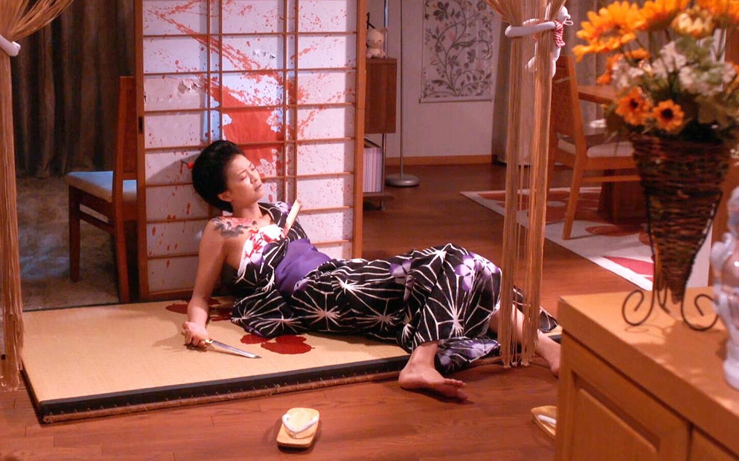 日本喜剧片：女主每天变着法的装死，结果越装越像，连老公都分不清了