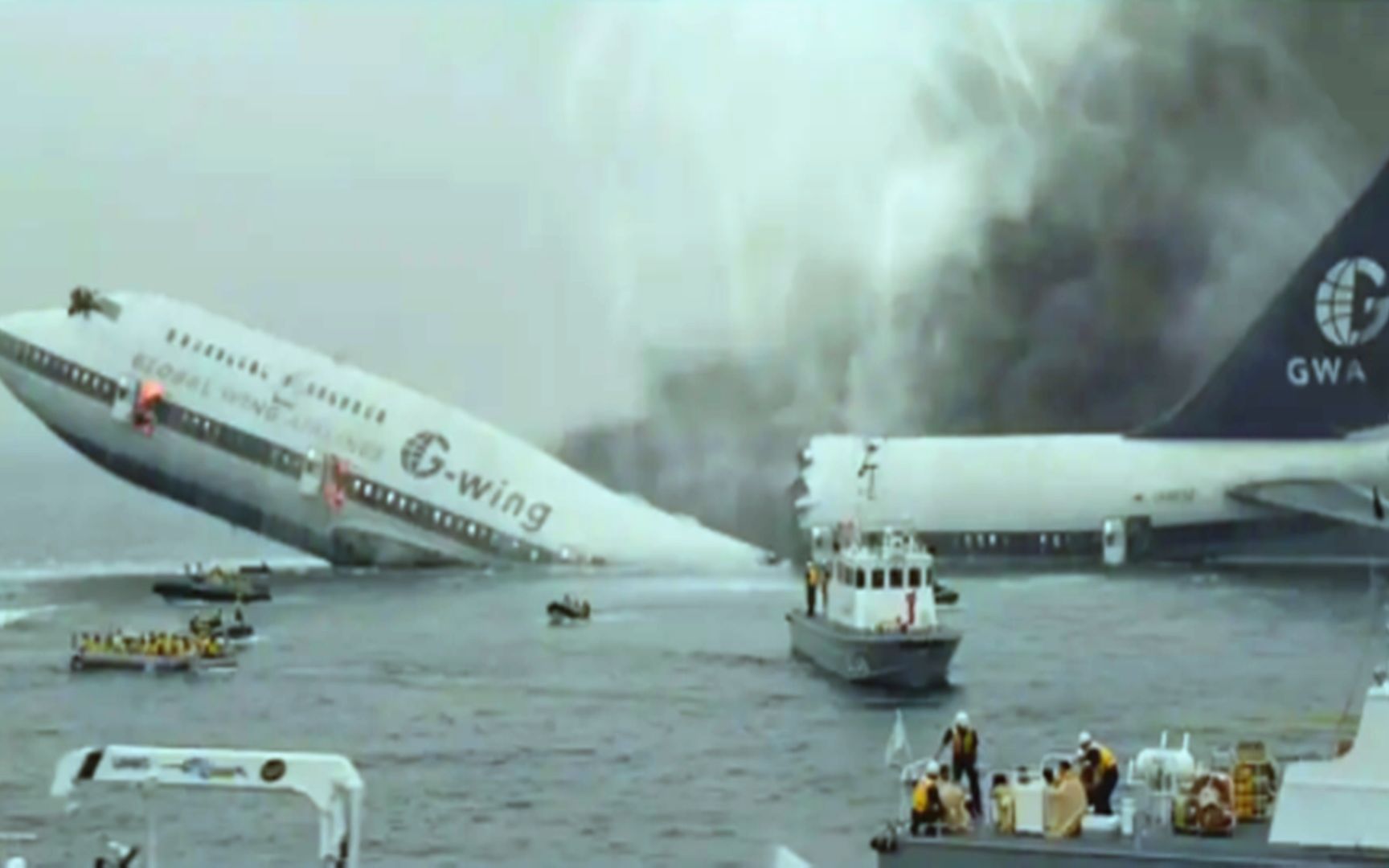 飞机失事迫降海上，众人齐心合力，最终346人全部平安获救