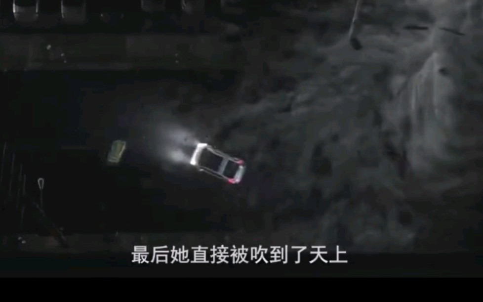 解说《紧急呼救孤星04》汽车被龙卷风吹到两栋高楼之间，司机悬挂半空动弹不得