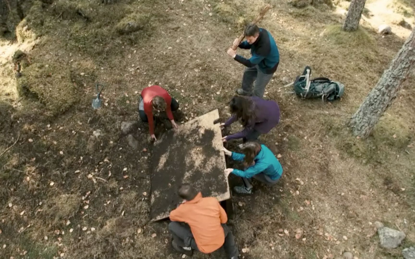 【穷电影】5人野外登山，却听到地下有怪声，挖开后身边同伴却一个个死去